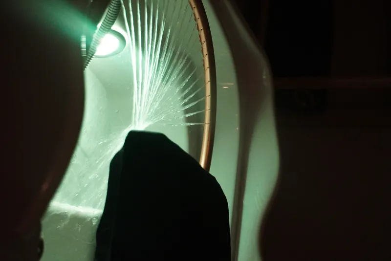 Rinçage à la cascade d’eau lors d’un rituel head spa Évasion
